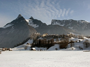 La Dent de Broc veille sur Gruyères en hiver