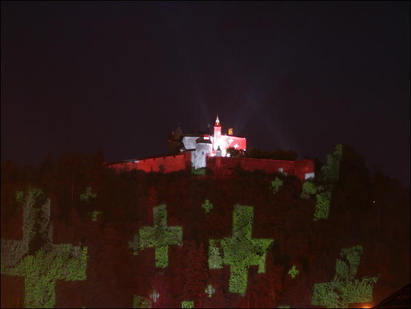 Le château de Gruyères aux couleurs suisses