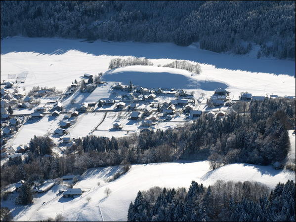 Vue aérienne sur la partie supérieur du village de Pringy