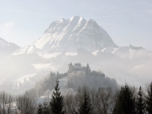 La ville de Gruyères dans son cadre montagneux