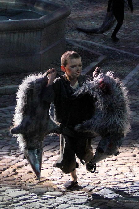 Il ressort des entrailles de la ville, des rats à la main !