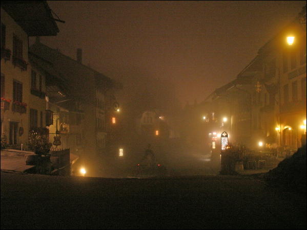 La ville de Gruyères sous l'éclairage nocturne