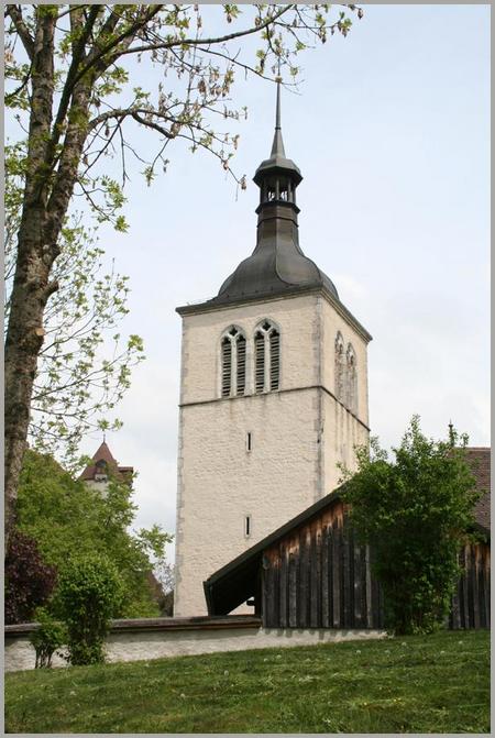 Le clocher et le tilleul devant l'église de Gruyères