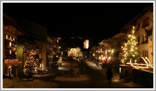La ville de Gruyères éclairée à l'occasion de Noël