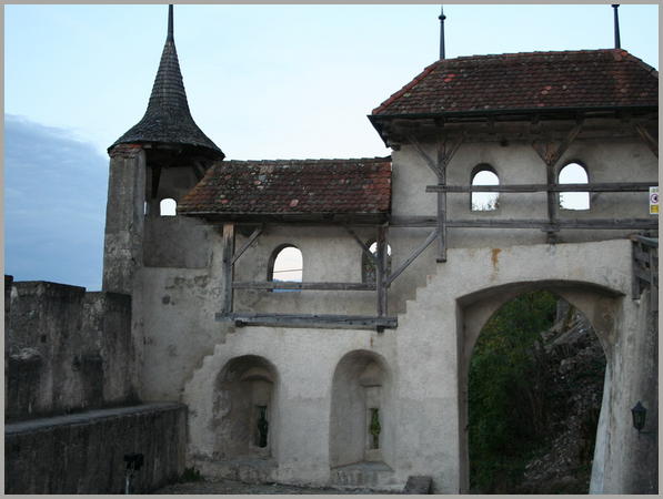 Entrée à Gruyères par la porte des Grands Chemins