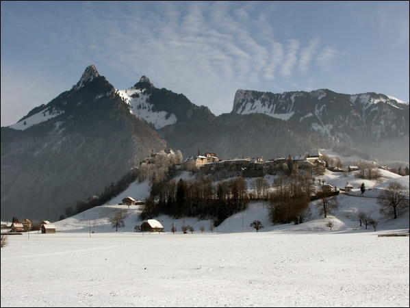 La Dent de Broc veille sur Gruyères en hiver