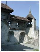 Vue sur les remparts derrière la cure