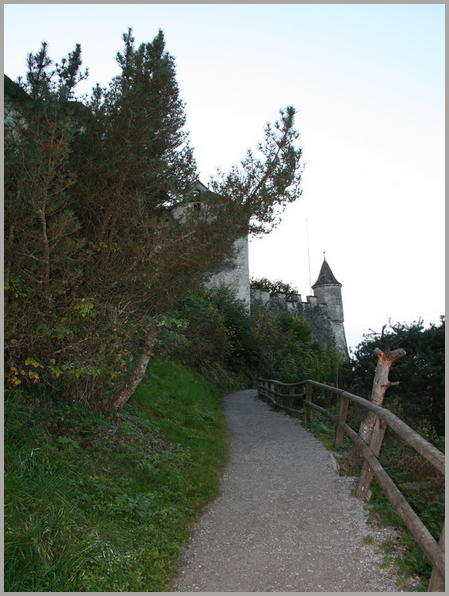 Chemin autour du château