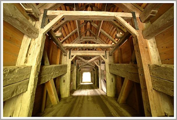 Le 'Pont-qui-Branle' franchit la Sarine à Epagny. Exceptionnellement éclairé car ceux qui ont traversé ce pont savent qu'habituellement il y fait presque nuit. 
