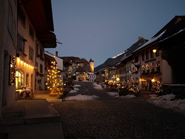 Gruyères en décembre à la tombée de la nuit