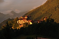 coucher de soleil sur la Cité de Gruyères