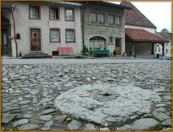 Le Pilori devant la maison Chalamala