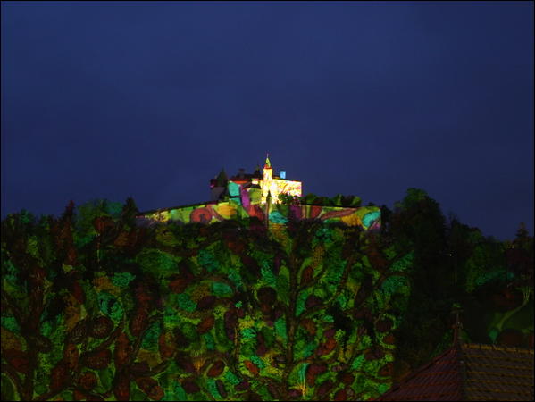 Le château de Gruyères dans sa robe colorée