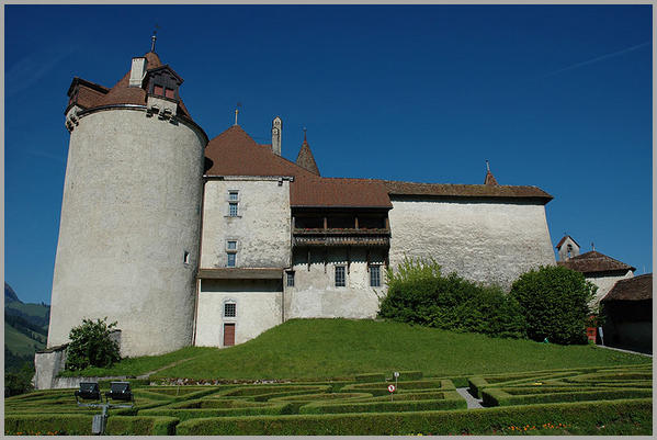 Château de Gruyères et son jardin à la française au sud