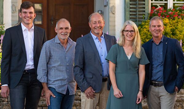 v.l. Joël Sigrist, Hanspeter Breiter, Gemeindepräsident Walter Staub, Barbara Frauenfelder und Reto Zimmermann