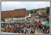 Dorfplatz mit Herbstmärt
