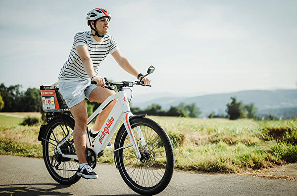 Pick-e-Bike E-Scooter und E-Bike parkiert in Pratteln