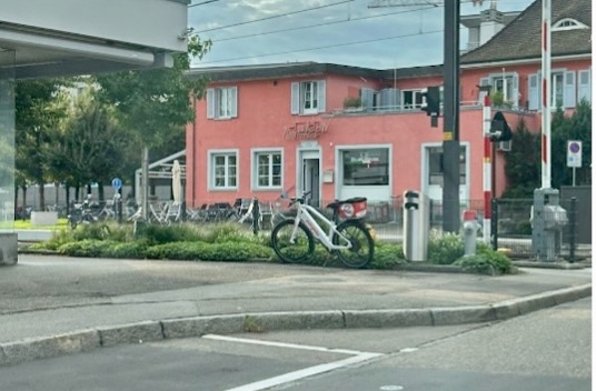 Pick-e-Bike E-Scooter und E-Bike parkiert in Pratteln