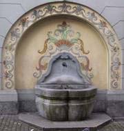 Brunnen in Blindbogen-Nische