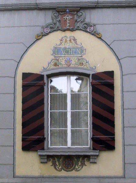 Fenster mit Lachner Wappen