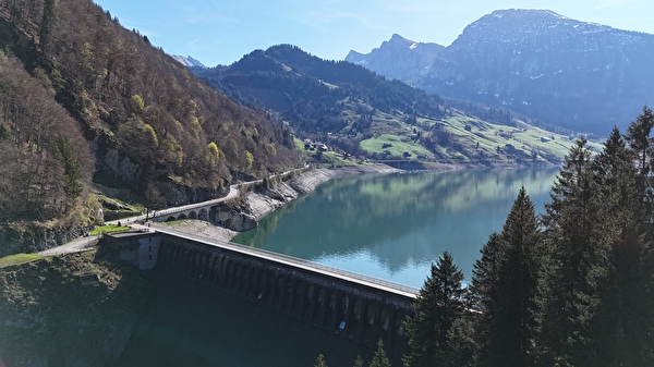 Wagitalersee mit der Staumauer im Vordergrund