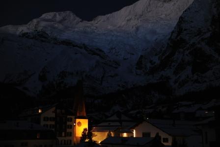 Die Dorfkirche in der Abenddämmerung