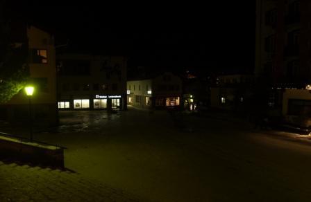Auf diesem Bild ist der Dorfplatz von Saas-Fee mit seiner alten Beleuchtung zu sehen.