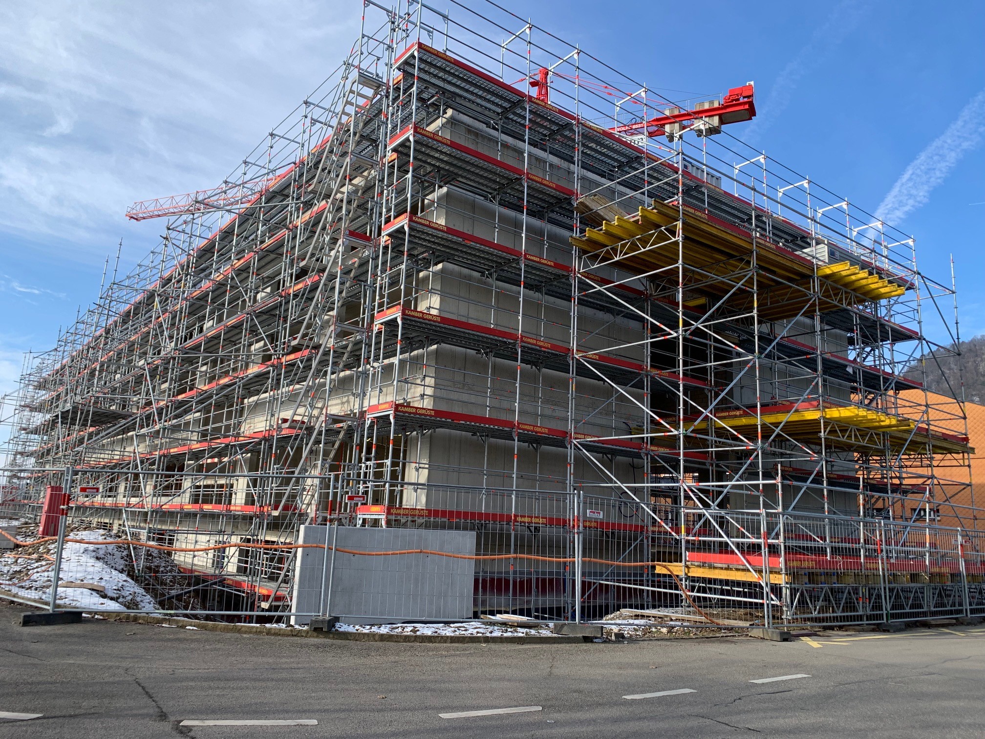 geschafft, der Rohbau steht