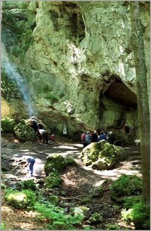 Ein Grillplatz mit rundem Holztisch mitten in der Schlucht