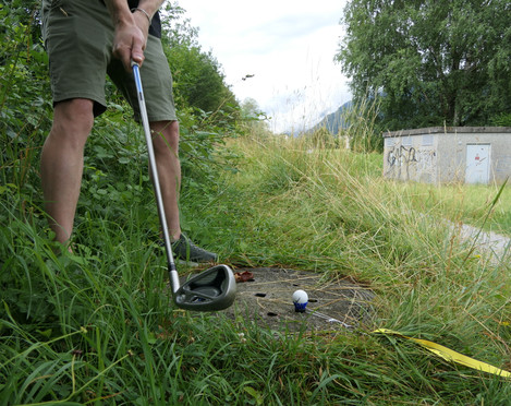 Person am Urban Golf spielen