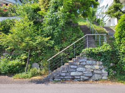 Treppenaufgang zum Granitfindling