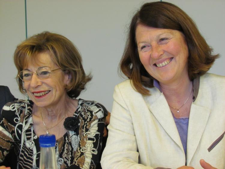 Mme Elisabeth Gabus-Thorens, Conseillère administrative (à droite) en compagnie d'une participante