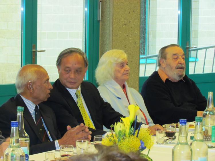 M. Dinh Manh Uong (2ème à gauche)en compagnie de participants