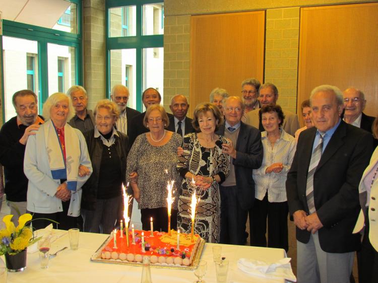 Les participants au moment de souffler les bougies