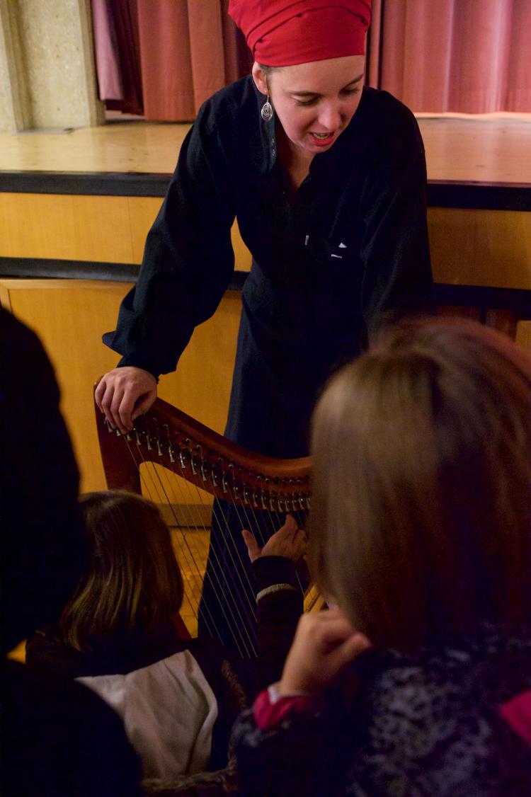 Animation autour de la harpe