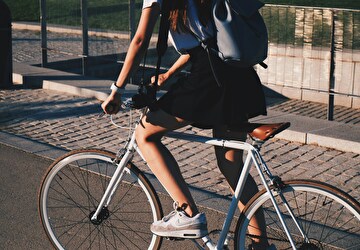 Une personne se déplace à vélo
