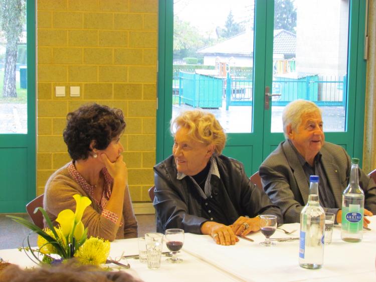 Mme Sylvie Jay, Maire (à gauche) en compagnie d'un couple de participants 