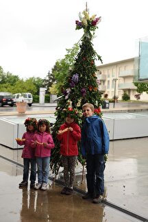 Des enfants et la Bête de Mai