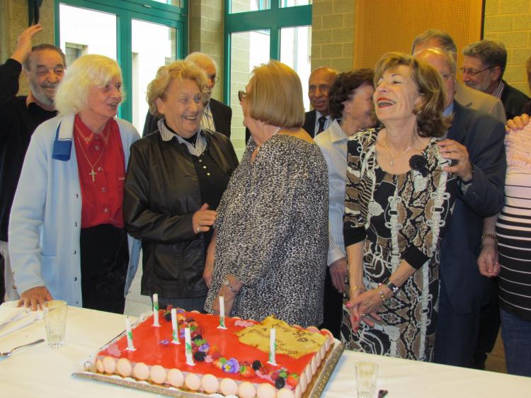 Les participants au moment de souffler les bougies
