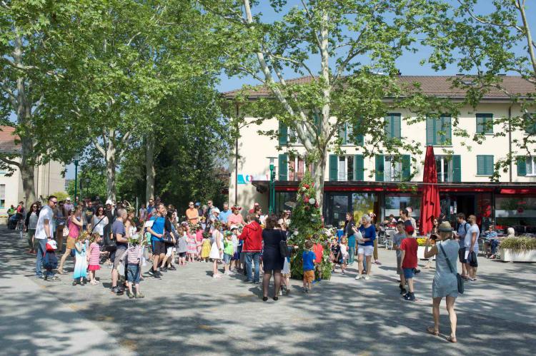 Sur la place du village