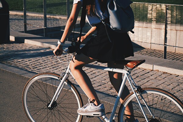 Une personne se déplace à vélo