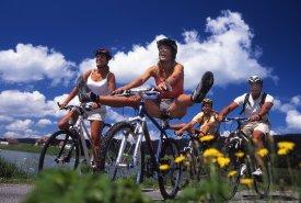 Velofahrergruppe in der Landschaft