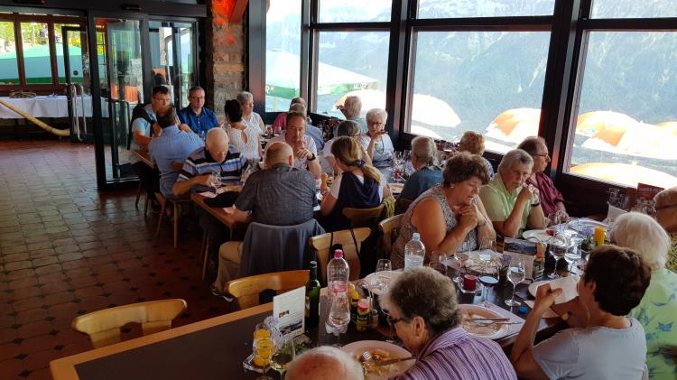 Beim Mittagessen auf dem Harder