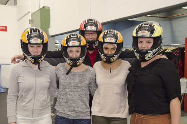 ...Vorbereitungen zum Start: Michelle Häner, Nina Beer, Thomas Beer, Pauline Veya, Lilith Fluri (vlnr)