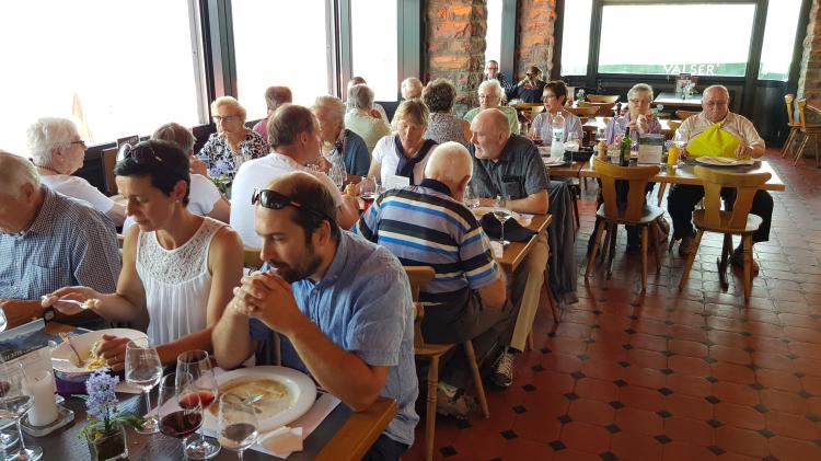Beim Mittagessen auf dem Harder