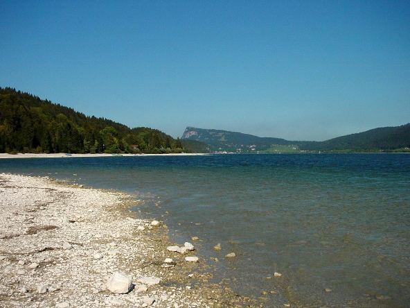 Rive gauche du Lac de Joux (Les Esserts-de-Rive) avec la Dent de Vaulion