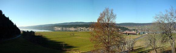 La commune du Lieu vue depuis le Mont-du-Lac avec au fond à droite le village des Charbonnières