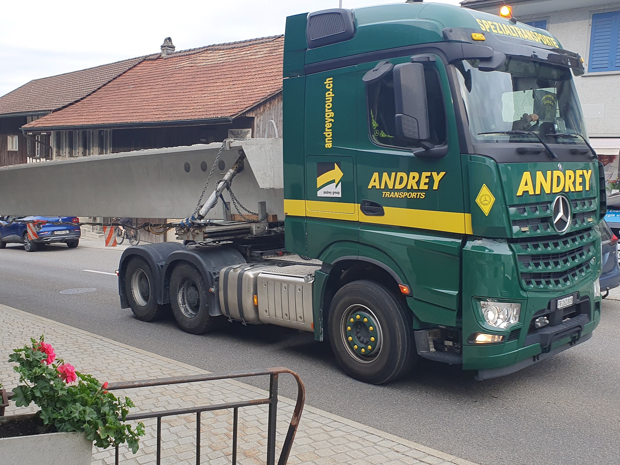 Anlieferung der Dachträger, 26. 6. 23