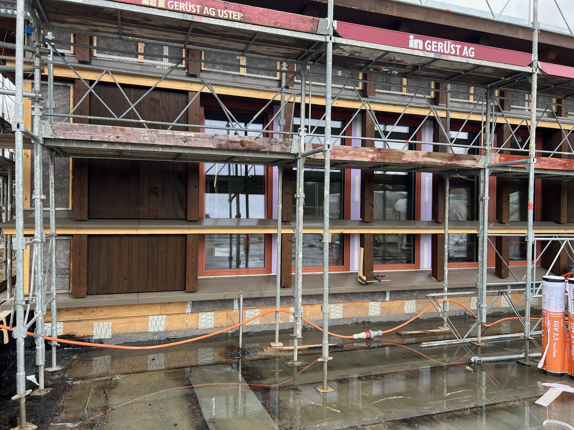 Die Fassade der Schulräume wird fertiggestellt, 8. 2. 23