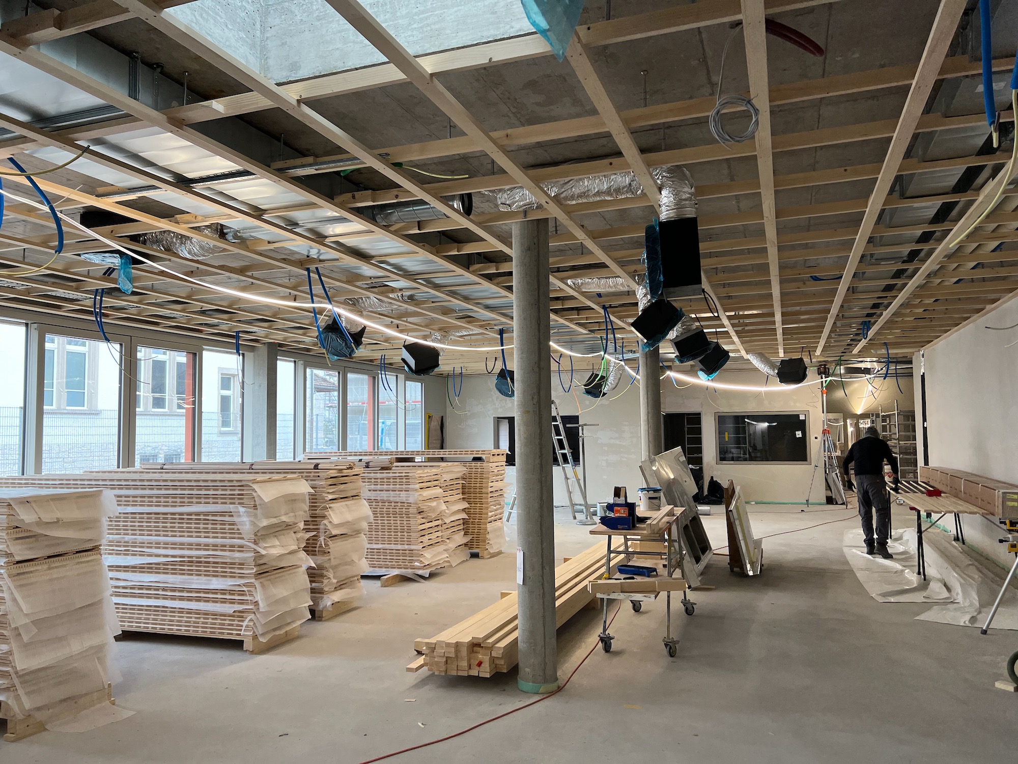 Die Decke bei den Tagesstrukturen wird montiert, 8. 2. 23